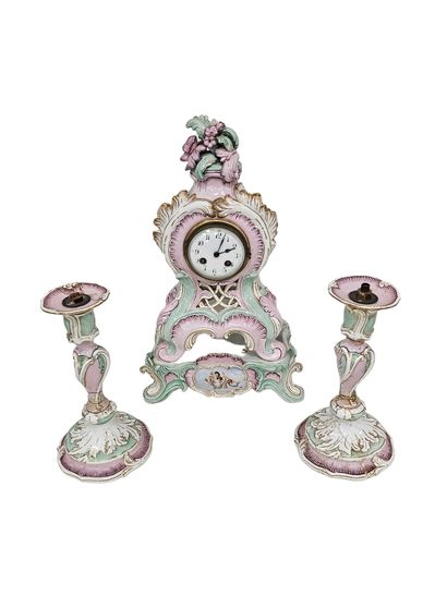Garniture de cheminée en porcelaine,
travail...