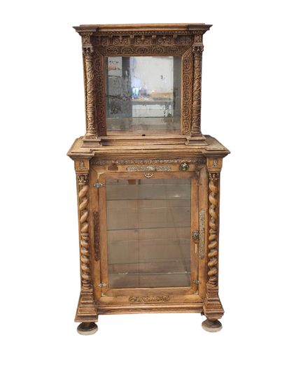 VITRINE DEUX CORPS en noyer mouluré et sculpté,...