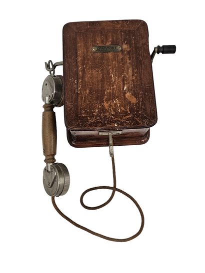 Grammont
Old wooden wall phone with crank...