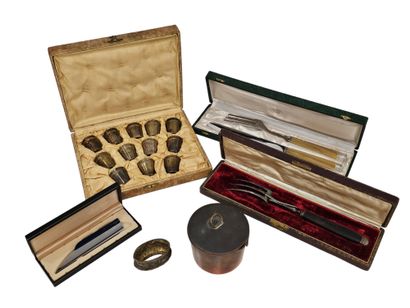 COFFRET DE DOUZE GOBELETS à liqueur en métal...