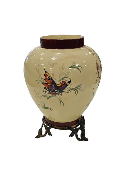 Vase monté sur socle en faience à décor d'oiseaux...
