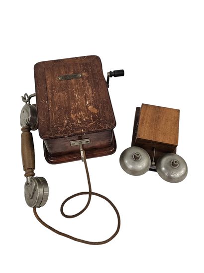 Grammont
Old wooden wall phone with crank...