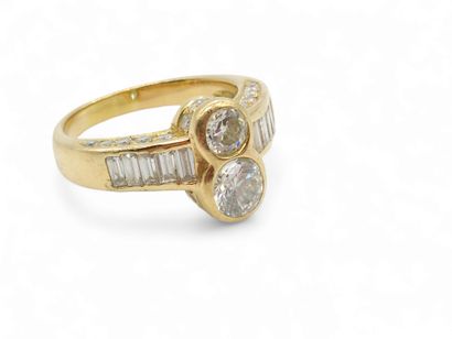 RING in 750° yellow gold set with a modern...