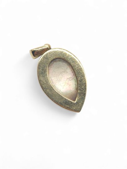 PENDENTIF en or jaune 750° ornée d'une demi-perle...