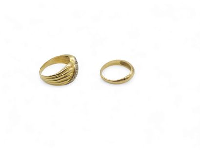 BAGUE godronnée sertie de diamant en or jaune...