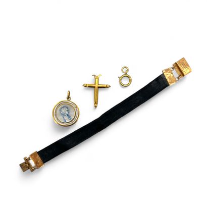 LOT of 750° gold including : 
Cross
Medal
Clasp...