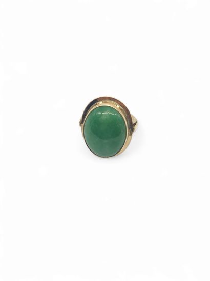 BAGUE en or jaune 750° ornée d'un cabochon...