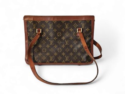 LOUIS VUITTON 
Handbag with gusset
Worn