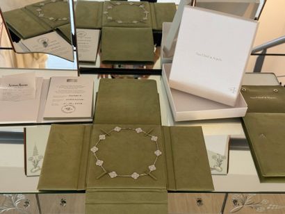VAN CLEEF & ARPELS modèle ALHAMBRA
COLLIER...