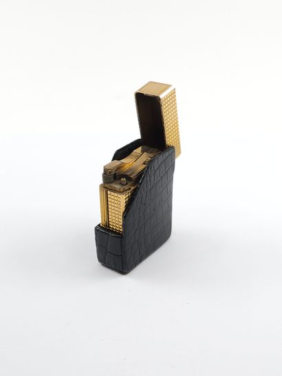 DUPONT 
Gilded metal lighter in black leather...