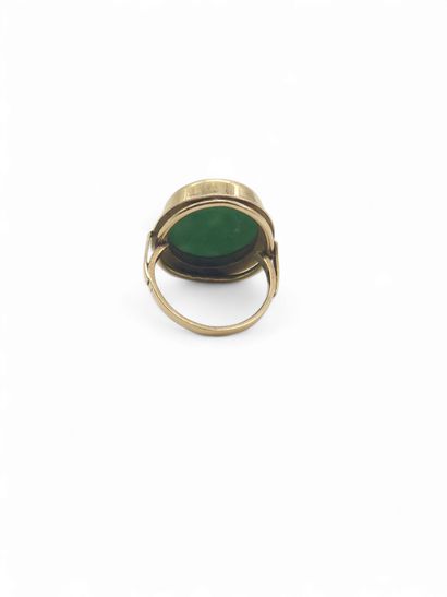 BAGUE en or jaune 750° ornée d'un cabochon...