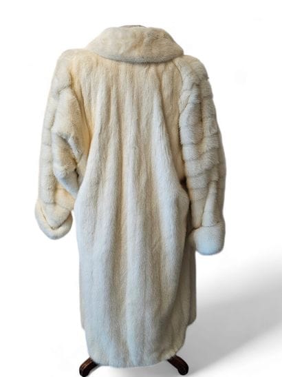 Long coat in white mink 
Size 42