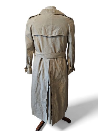 BURBERRY
Trench coat with belt
Size 40