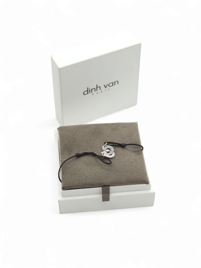 DINH VAN 
Bracelet menottes en or gris 750°...