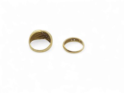 BAGUE godronnée sertie de diamant en or jaune...