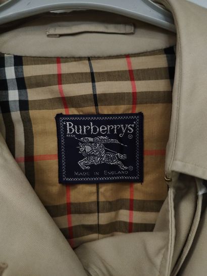 BURBERRY
Trench coat with belt
Size 40