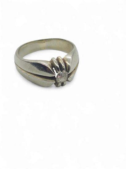 RING in 750° white gold set with an old-cut...