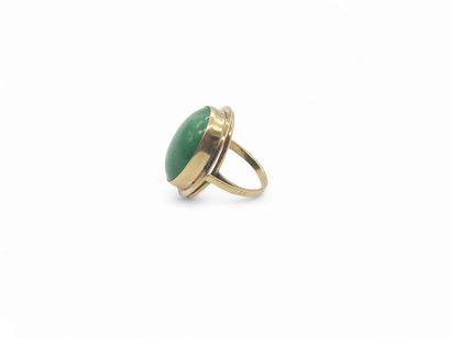 BAGUE en or jaune 750° ornée d'un cabochon...