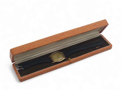 LIP
Wristwatch, round dial in 750° yellow...