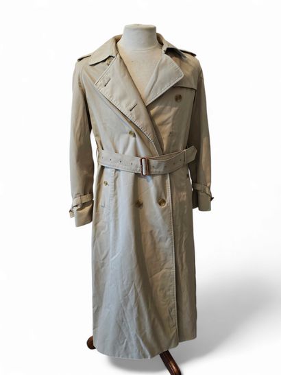 BURBERRY
Trench coat with belt
Size 40