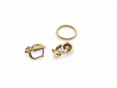 LOT d'or 750° comprenant : 
Bague en or jaune...