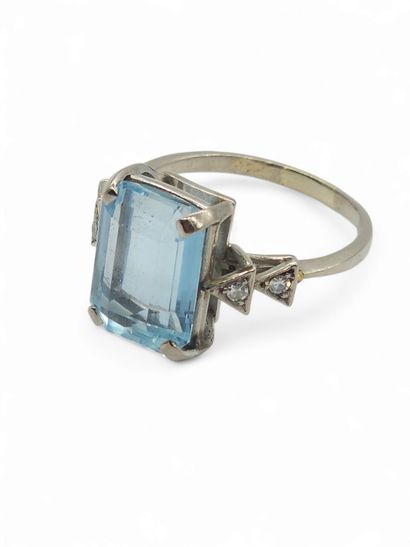RING in 750° white gold set with a rectangular...