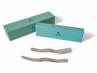 ERCUIS
Twelve polished steel shellfish forks...