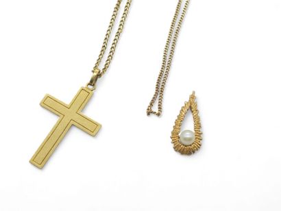 CHAIN in 750° yellow gold with cross pendant...