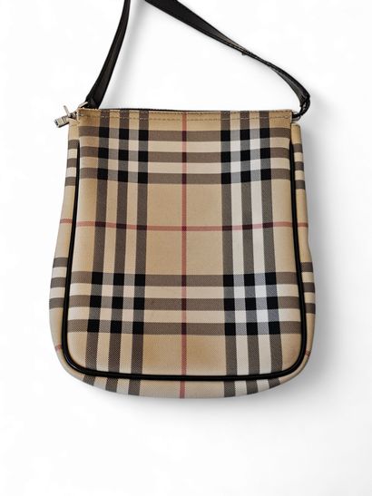 BURBERRY 
Clutch bag