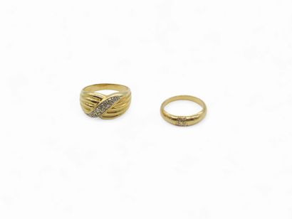 BAGUE godronnée sertie de diamant en or jaune...