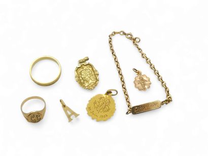 LOT of 750° yellow gold including 
A signet...