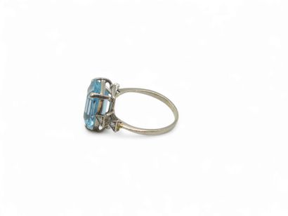 RING in 750° white gold set with a rectangular...