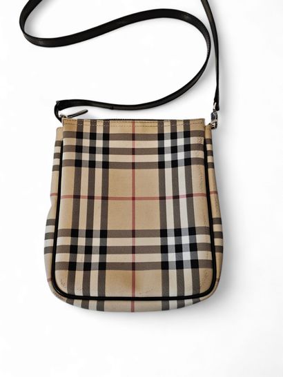 BURBERRY 
Clutch bag