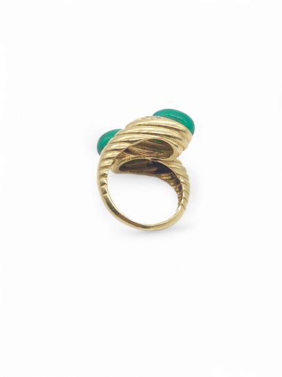 BAGUE en or jaune 750°, corps torsadé surmonté...