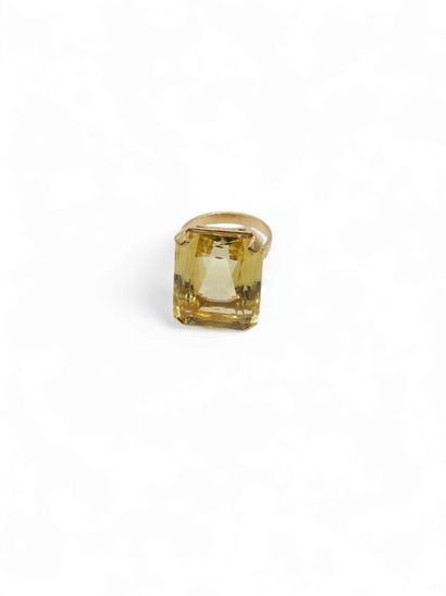 French WORK 
Cocktail ring in 750° yellow...