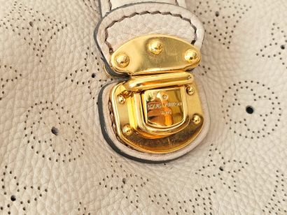 LOUIS VUITTON 
Mahina L model 
Perforated...