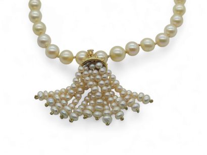 NECKLACE with 65 cultured pearls, two-tone...