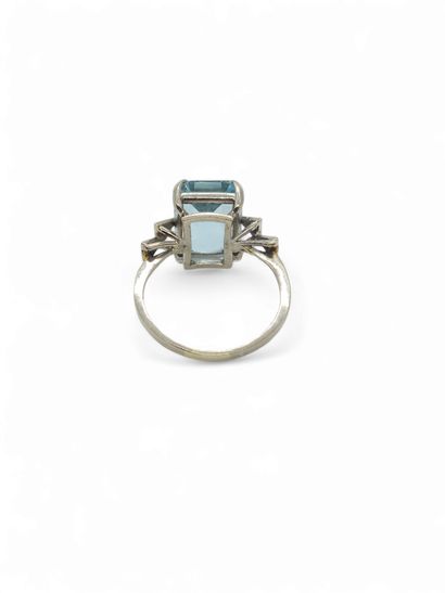 RING in 750° white gold set with a rectangular...