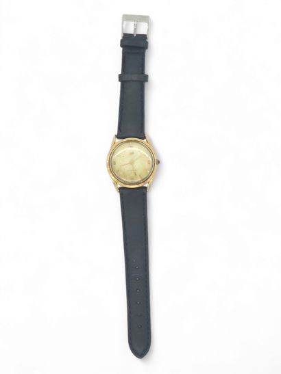 LIP
Wristwatch, round dial in 750° yellow...