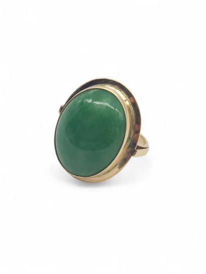 BAGUE en or jaune 750° ornée d'un cabochon...