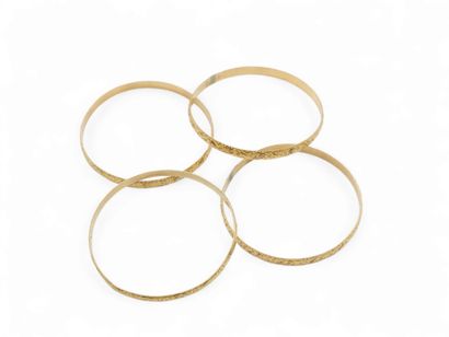 TRAVAIL ETRANGER
LOT de quatre bracelets...