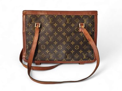 LOUIS VUITTON 
Handbag with gusset
Worn