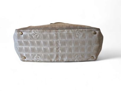 CHANEL 
Beige fabric tote bag
Wear and s...