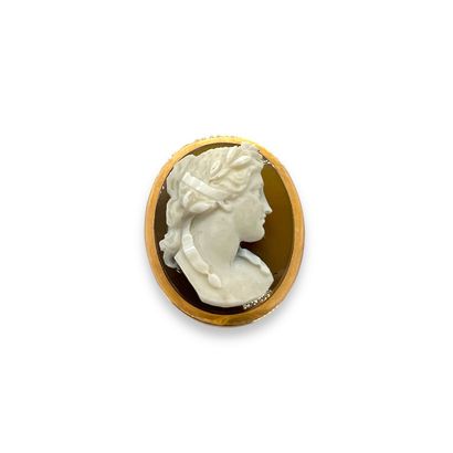 FRENCH WORK 
A cameo on agate with a female...
