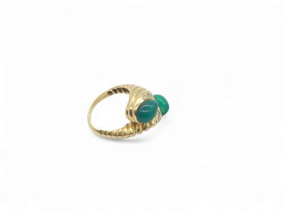BAGUE en or jaune 750°, corps torsadé surmonté...