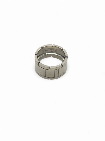 CARTIER 
Bague Tank française en or gris...