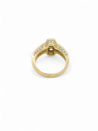 RING in 750° yellow gold set with a modern...