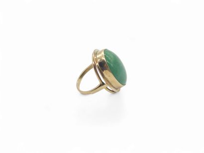 BAGUE en or jaune 750° ornée d'un cabochon...