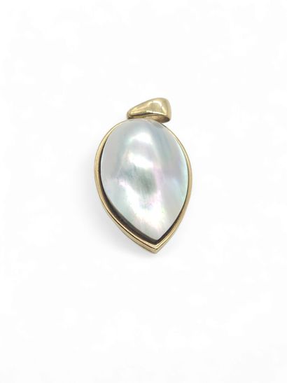 PENDENTIF en or jaune 750° ornée d'une demi-perle...