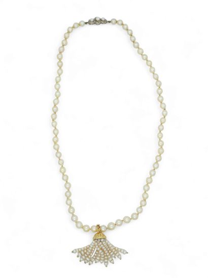 NECKLACE with 65 cultured pearls, two-tone...